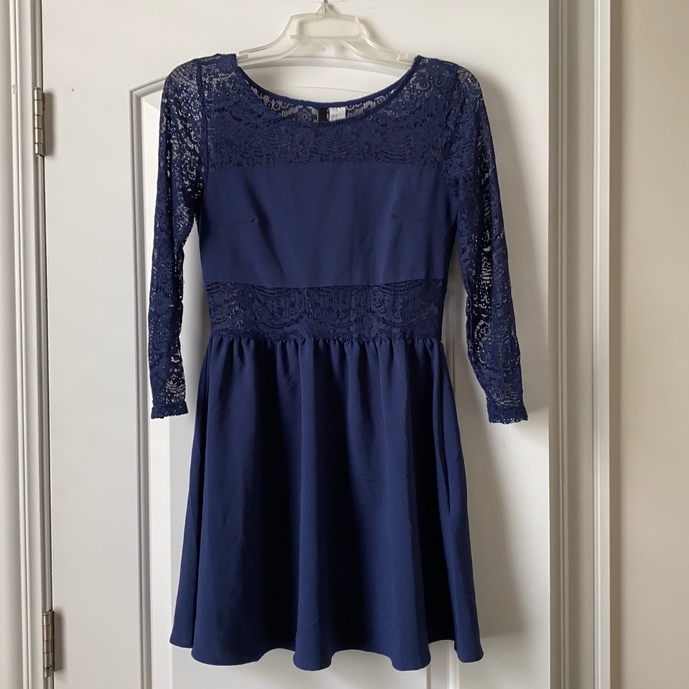 DIVIDED | Navy Dress with Lace Back and Sleeves